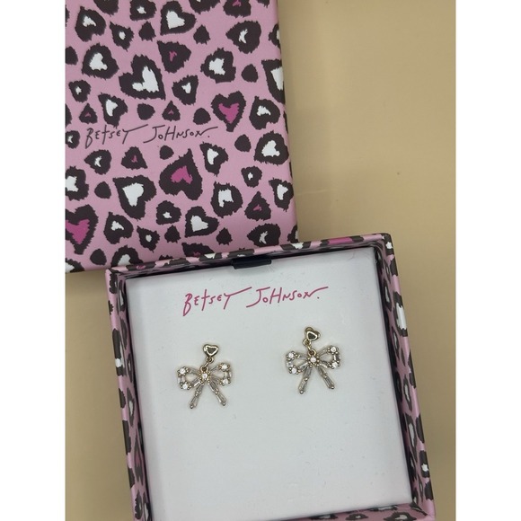 Betsey Johnson Gold Tone Dainty Heart & Bow Drop Earrings Crystal Accents NIB - Picture 1 of 3